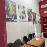Attraversiamo la reception con una libreria a muro rossa e varie locandine di film cult sulle pareti